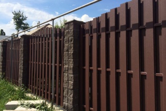 Забор из евроштакетника с кирпичными столбами 25 метров